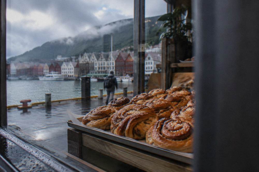 Tray of golden cardamom cinnamon buns in a Bergen bakery window